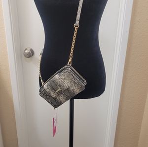 Adjustable strap wallet